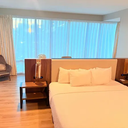 La Quinta & By Wyndham Downtown Stadium Hotel Nashville