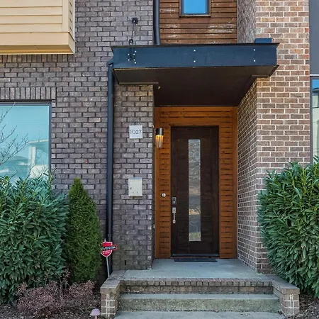 5 Mins To Belmont And Vandy, Rooftop Deck, Garage, 4 Bedroom With Rooftop And Grill, 10 Mins To Broadway, Perfect For Groups, 24 Hour Hospitality, Also Available For Long Term Holiday home