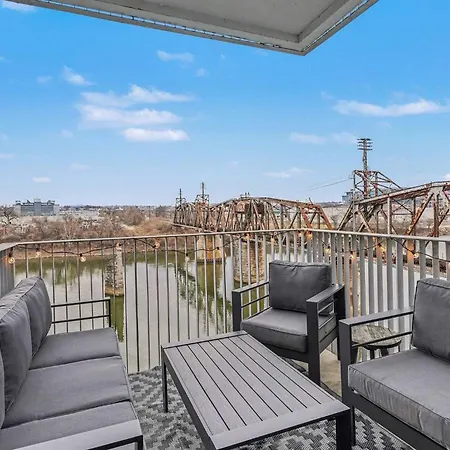 Holiday home Modern 2 Bdr W River View Balcony Walk To Dt Nashville