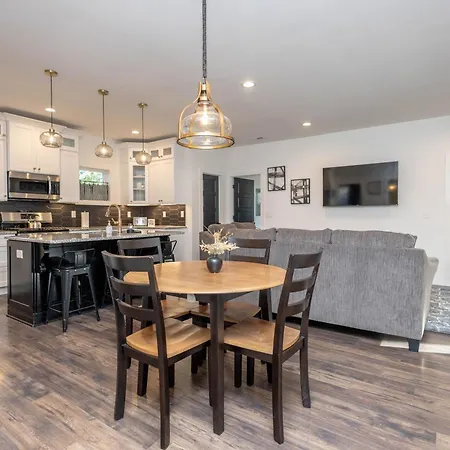 Broadway Breeze Escape Modern Nashville Comfort Holiday home Nashville