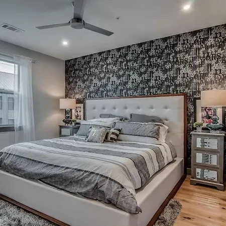 The Houston Flat - Monthly Furnished Rental! By Local Holiday home