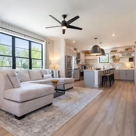 Holiday home Let The Good Times Roll By Local Nashville