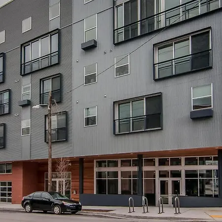 The Houston Flat - Monthly Furnished Rental! By Local *