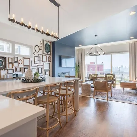 Holiday home Bustling Broadway By Local *