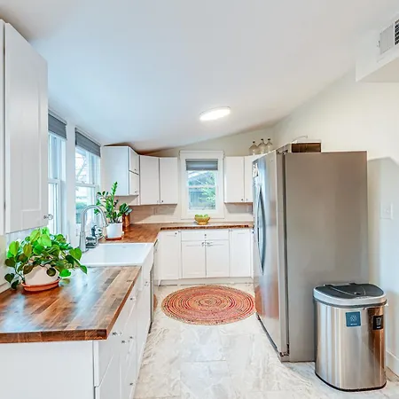 Charming With Fire Pit, Indoor Sauna! Holiday home