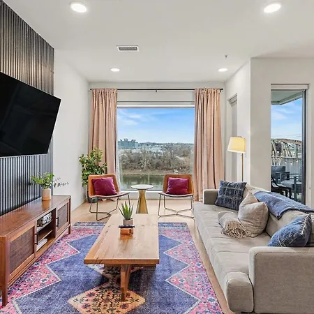 Modern 2 Bdr W River View Balcony Walk To Dt Holiday home