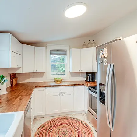 Holiday home Charming With Fire Pit, Indoor Sauna! Nashville