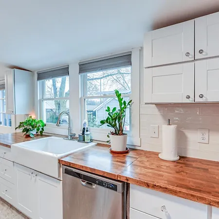 Charming With Fire Pit, Indoor Sauna! Holiday home Nashville