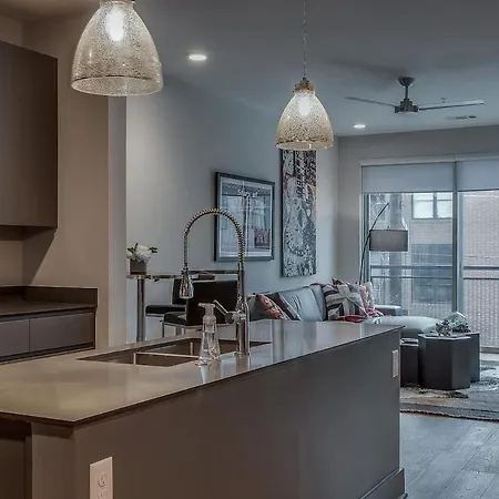 The Houston Flat - Monthly Furnished Rental! By Local Holiday home Nashville