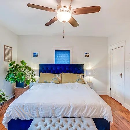 Charming With Fire Pit, Indoor Sauna! Holiday home Nashville