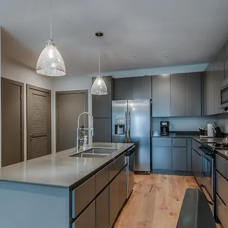 The Houston Flat - Monthly Furnished Rental! By Local *
