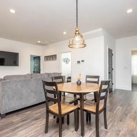 Broadway Breeze Escape Modern Nashville Comfort Holiday home Nashville