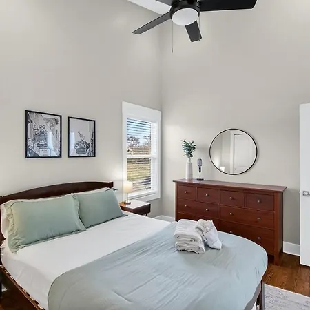 Speakeasy Game Room, Hot Tub, Fire Pit, King Bed - Close To Downtown Holiday home Nashville