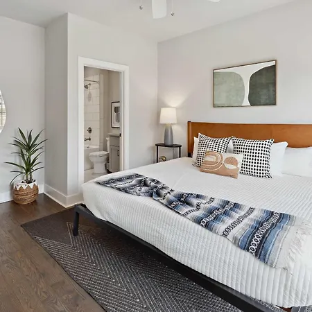 West End Oasis-new Building & Rooftop Views Holiday home Nashville