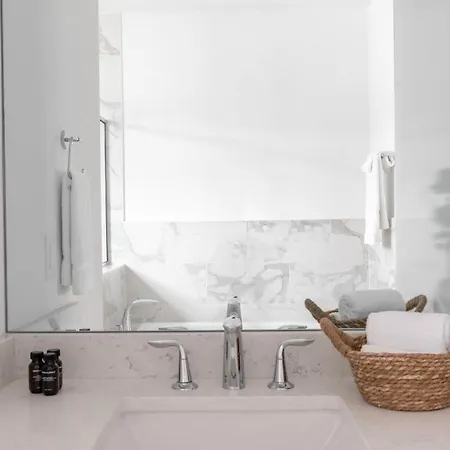 Sleeps 24 2 Homes Minutes To Downtownbroadway Faith Barbara By Avantstay Holiday home