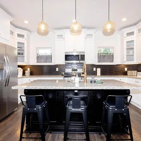 Broadway Breeze Escape Modern Nashville Comfort Holiday home Nashville