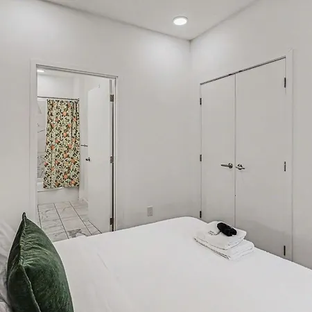 Modern 2 Bdr W River View Balcony Walk To Dt Holiday home *