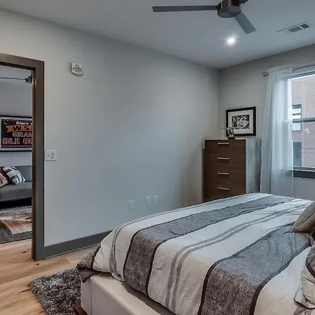 The Houston Flat - Monthly Furnished Rental! By Local Holiday home Nashville