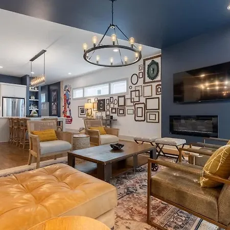 Bustling Broadway By Local Holiday home Nashville