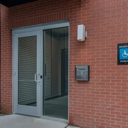 The Houston Flat - Monthly Furnished Rental! By Local