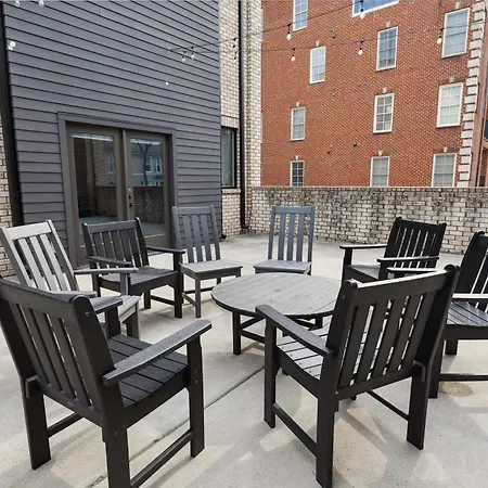 Holiday home West End Oasis-new Building & Rooftop Views