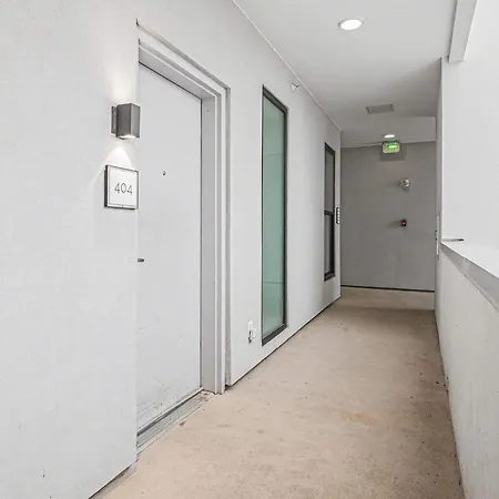 Modern 2 Bdr W River View Balcony Walk To Dt
