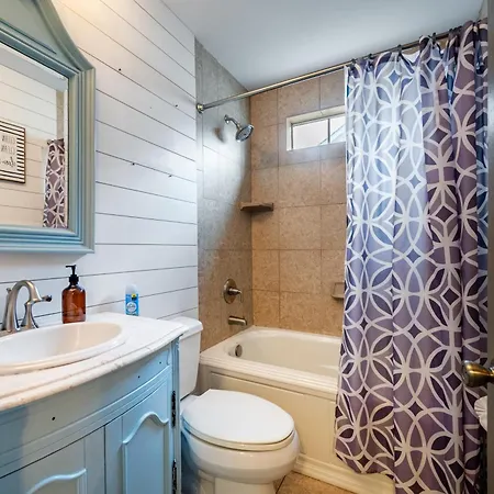 3br Lakefront In With Bbq & Hot Tub Holiday home
