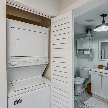 Holiday home Charming With Fire Pit, Indoor Sauna! Nashville