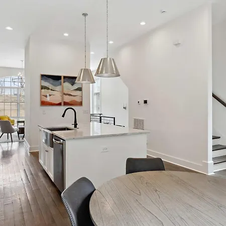 Holiday home West End Oasis-new Building & Rooftop Views *