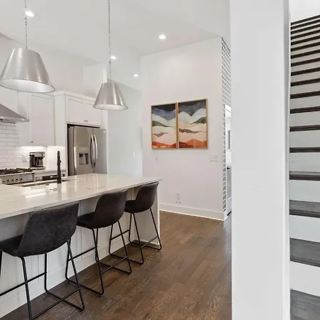West End Oasis-new Building & Rooftop Views Holiday home