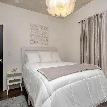 Broadway Breeze Escape Modern Nashville Comfort Holiday home *