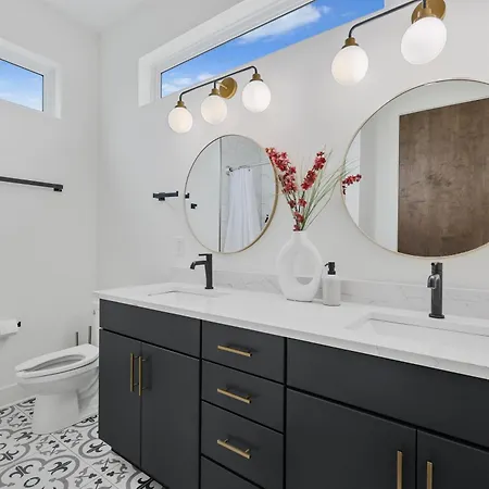 New Modern 4br Extended - Fully Equipped - Workspace - Parking * Nashville