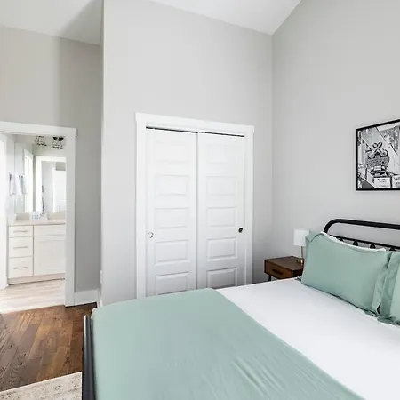 Speakeasy Game Room, Hot Tub, Fire Pit, King Bed - Close To Downtown Holiday home Nashville