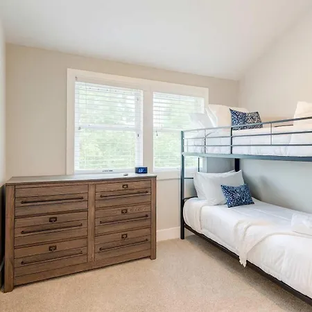 Large East With Game Sleeps 12 Holiday home Nashville