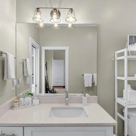 Speakeasy Game Room, Hot Tub, Fire Pit, King Bed - Close To Downtown *