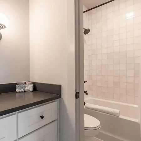 The Pink Royale By Local Holiday home Nashville
