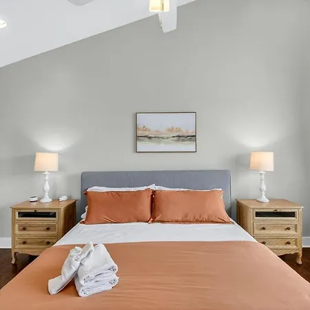Speakeasy Game Room, Hot Tub, Fire Pit, King Bed - Close To Downtown *