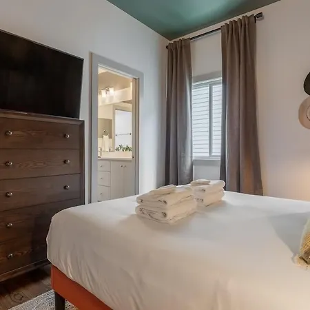 Holiday home Bustling Broadway By Local Nashville