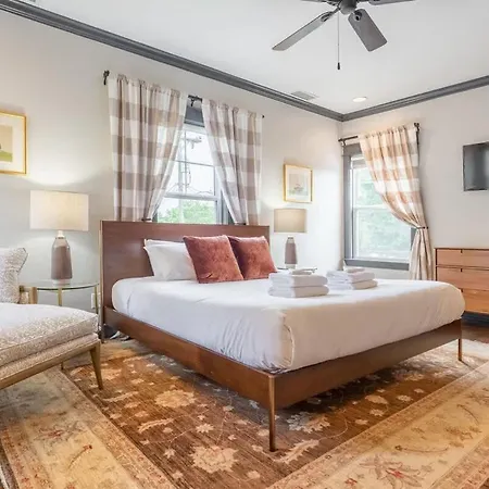 The Mont Rose By Local Holiday home *