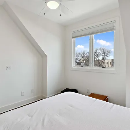 Holiday home West End Oasis-new Building & Rooftop Views *