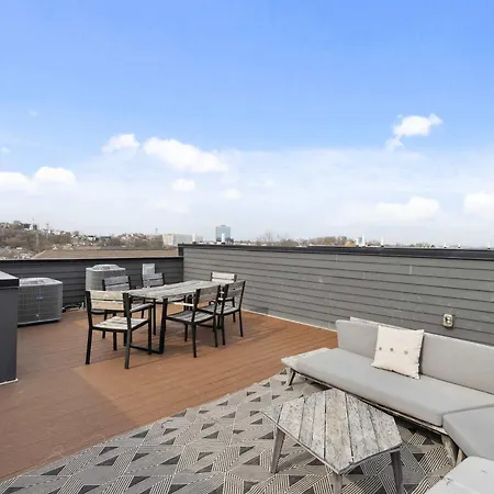 Holiday home West End Oasis-new Building & Rooftop Views *