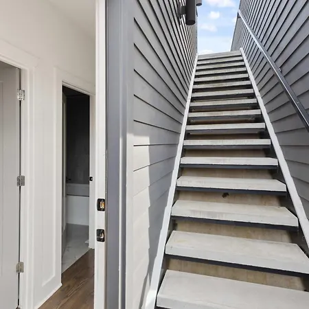 Holiday home West End Oasis-new Building & Rooftop Views