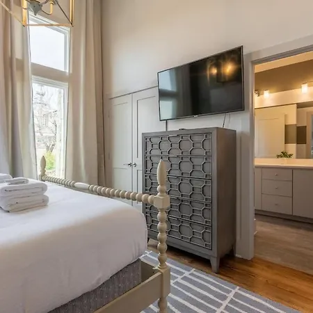 Holiday home Bustling Broadway By Local *