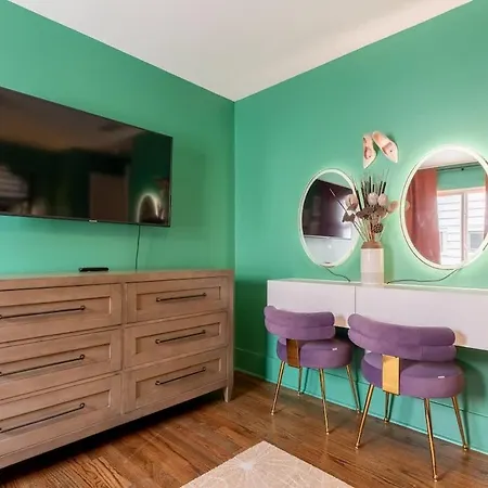 Ladies Lounge By Local Holiday home Nashville