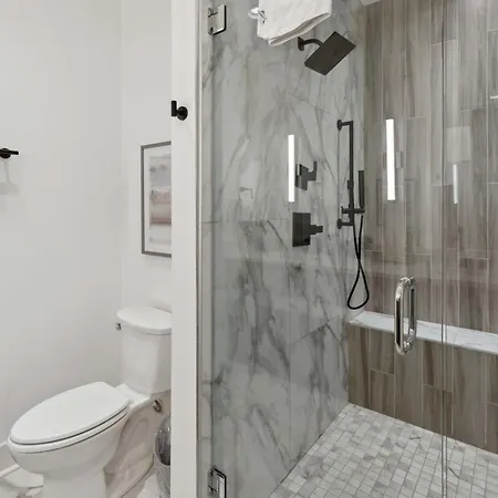 West End Oasis-new Building & Rooftop Views Holiday home *
