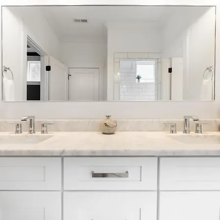 The Alabaster By Local Holiday home