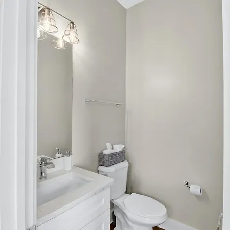 Speakeasy Game Room, Hot Tub, Fire Pit, King Bed - Close To Downtown Holiday home