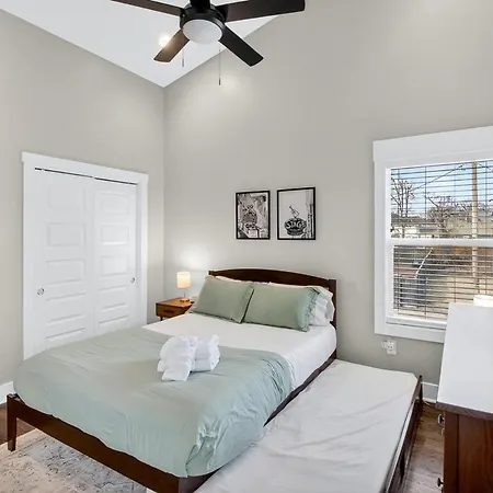 Speakeasy Game Room, Hot Tub, Fire Pit, King Bed - Close To Downtown Holiday home