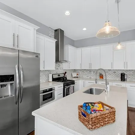 Speakeasy Game Room, Hot Tub, Fire Pit, King Bed - Close To Downtown Holiday home