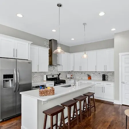 Holiday home Speakeasy Game Room, Hot Tub, Fire Pit, King Bed - Close To Downtown *